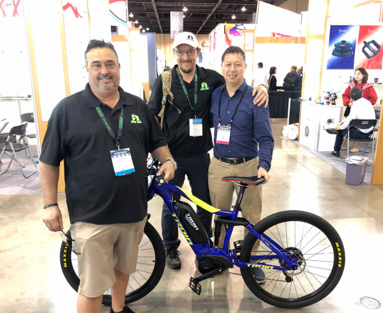 Besuchte die Elektrofahrradmesse 2018 in Amerika.
   